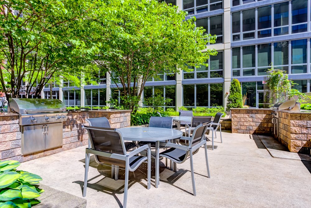 Lincoln Property Company Properties 215 West Apartments Chicago Il