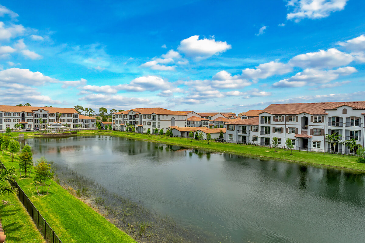 Lincoln Property Company - Properties - Venetian Apartments Ft Myers Fl