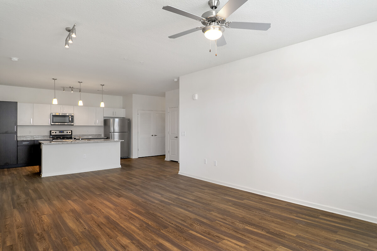 Lincoln Property Company - Properties - Venetian Apartments Ft Myers Fl